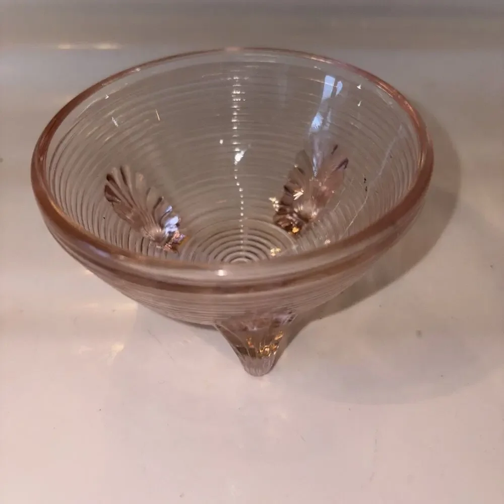 Cute Manhattan Pink Depression Glass Bowl 3 Footed Anchor Hocking? 3½